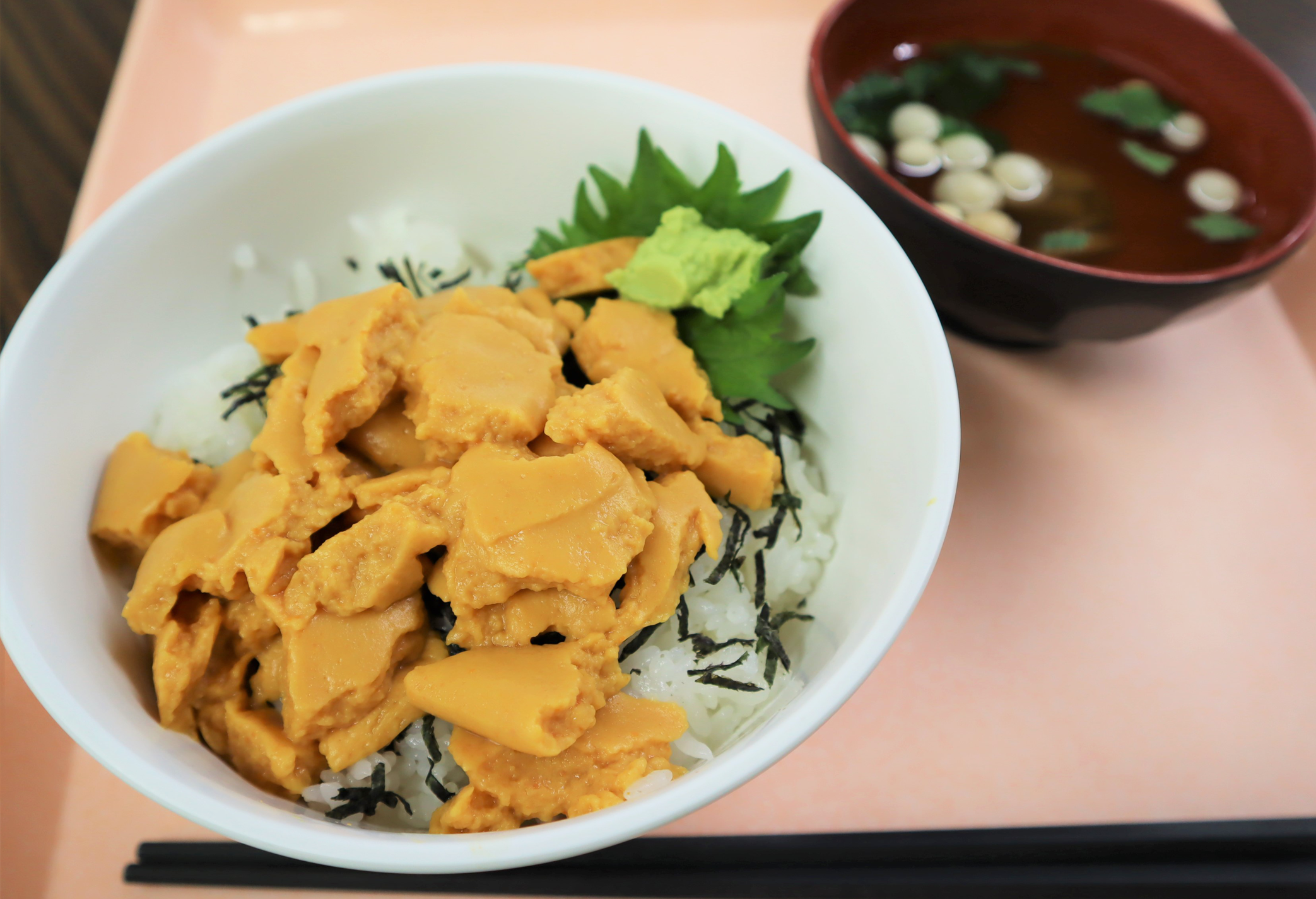 「まるでウニ丼!?」を社員食堂メニューに