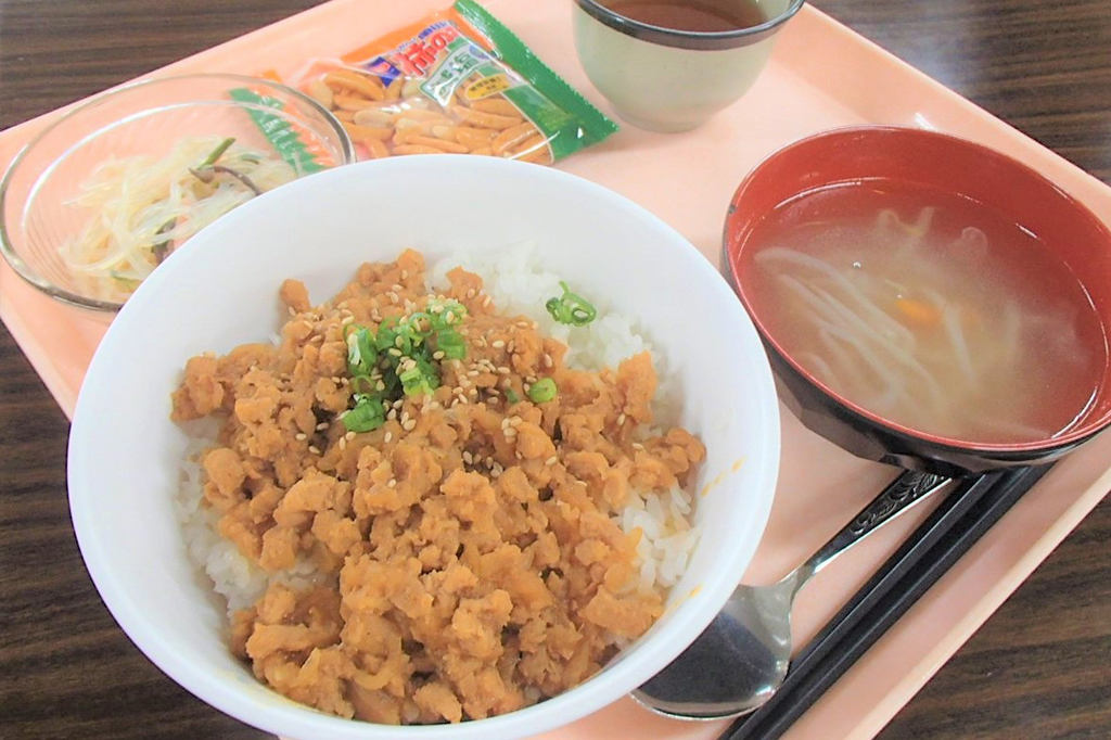 SDGs･健康経営メニュー「ベジそぼろ丼」の取組み